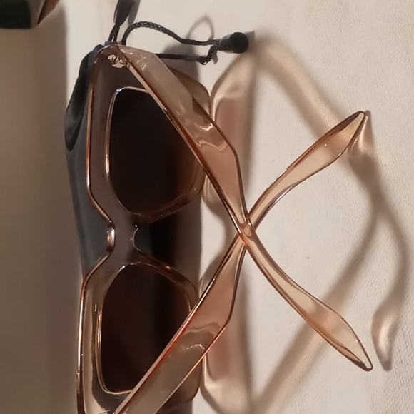 Wide frame lens sun glasses Translucent tan with a lens perfect for driving. - Picture 5 of 8